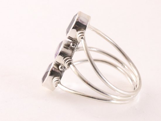 Opengewerkte zilveren ring met 3 amethist stenen afbeelding 2