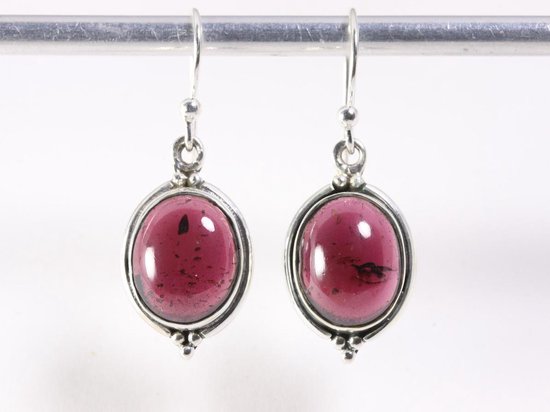 Bewerkte ovale zilveren oorbellen met granaat afbeelding 4