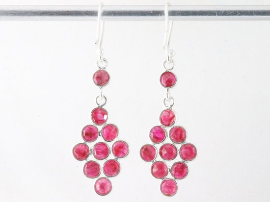 Lange zilveren oorbellen met robijn afbeelding 3