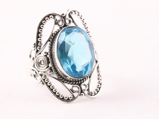 Opengewerkte zilveren ring met blauwe topaas afbeelding 1