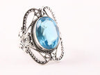 Opengewerkte zilveren ring met blauwe topaas afbeelding 1