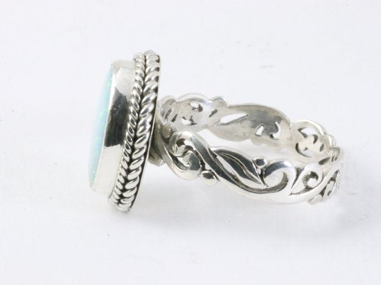Traditionele bewerkte zilveren ring met welo opaal afbeelding 2