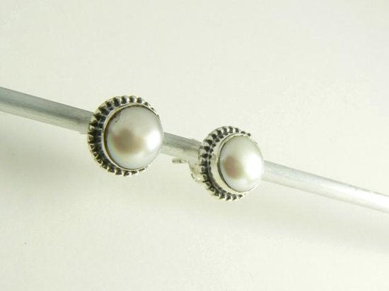 Bewerkte zilveren oorstekers met zoetwater parel afbeelding 3