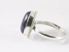 Bewerkte ovale zilveren ring met paarse charoiet afbeelding 2