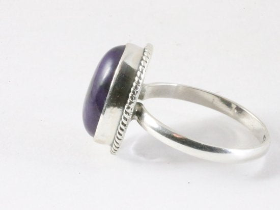 Bewerkte ovale zilveren ring met paarse charoiet afbeelding 2