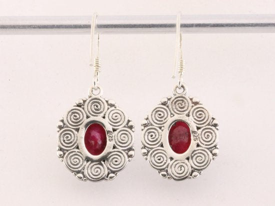 Bewerkte zilveren oorbellen met robijn afbeelding 3