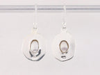 Bewerkte zilveren oorbellen met zoetwater parel afbeelding 3