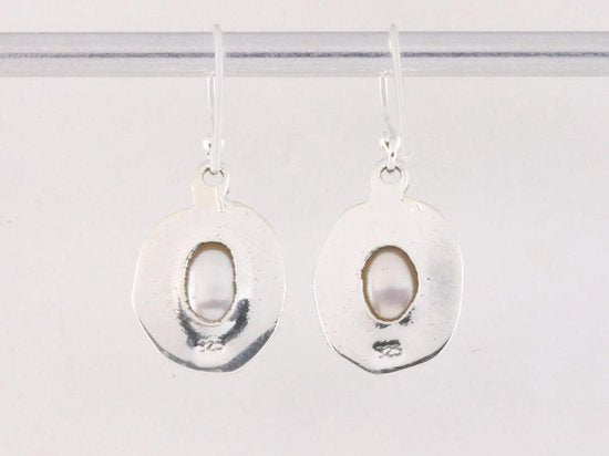 Bewerkte zilveren oorbellen met zoetwater parel afbeelding 3