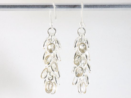Trosvormige zilveren oorbellen met bergkristal afbeelding 2
