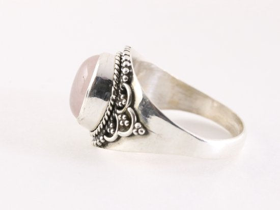 Bewerkte zilveren ring met rozenkwarts afbeelding 2
