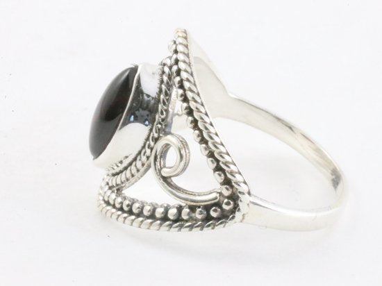 Opengewerkte zilveren ring met granaat afbeelding 2