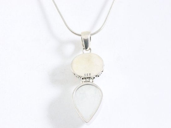 Fijne ronde zilveren hanger met lotus bloem aan ketting afbeelding 3