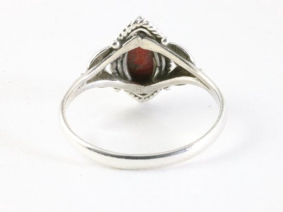 Fijne bewerkte zilveren ring met rode koraal steen afbeelding 3