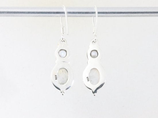 Fijne zilveren oorbellen met regenboog maansteen en parel afbeelding 2