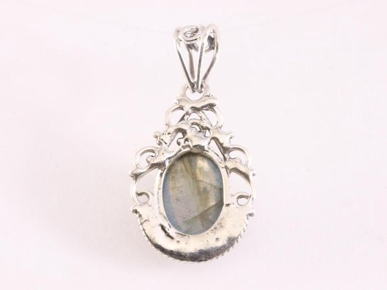 Opengewerkte zilveren hanger met labradoriet afbeelding 3