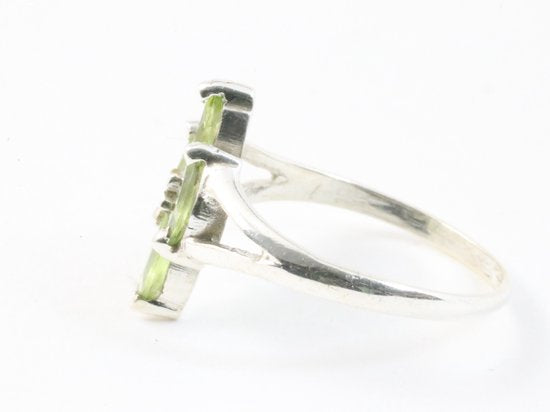 Fijne zilveren ring met peridoot afbeelding 2