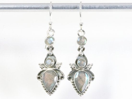 Bewerkte zilveren oorbellen met labradoriet afbeelding 4