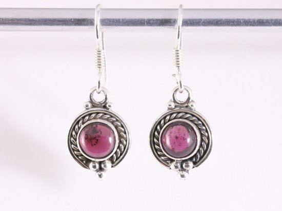 Fijne bewerkte zilveren oorbellen met granaat afbeelding 4