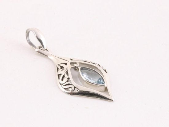 Opengewerkte zilveren hanger met blauwe topaas aan ketting afbeelding 2