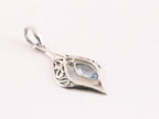 Opengewerkte zilveren hanger met blauwe topaas aan ketting afbeelding 2