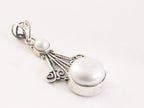Opengewerkte zilveren hanger met zoetwater parels aan ketting afbeelding 2