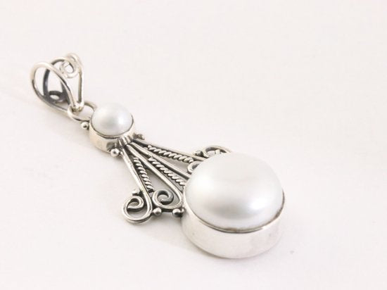 Opengewerkte zilveren hanger met zoetwater parels aan ketting afbeelding 2