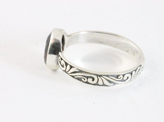 Fijne bewerkte zilveren ring met granaat afbeelding 2