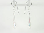 Opengewerkte druppelvormige zilveren oorbellen met veelkleurige schelp afbeelding 2
