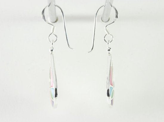 Opengewerkte druppelvormige zilveren oorbellen met veelkleurige schelp afbeelding 2