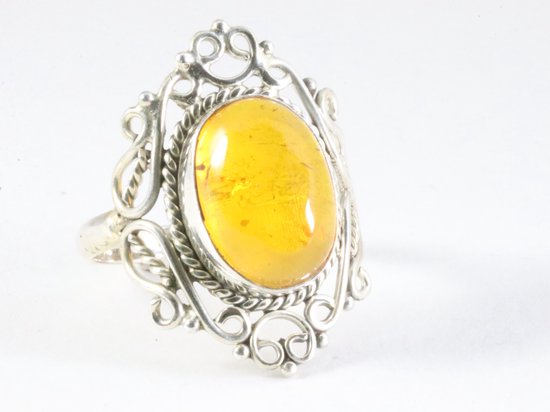 Opengewerkte zilveren ring met amber afbeelding 1