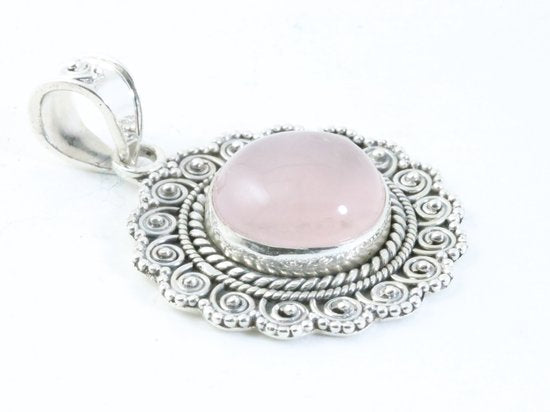 Ronde bewerkte zilveren hanger met rozenkwarts afbeelding 2