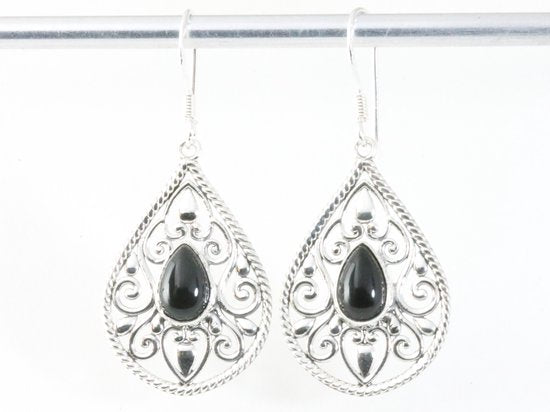 Opengewerkte zilveren oorbellen met onyx afbeelding 3