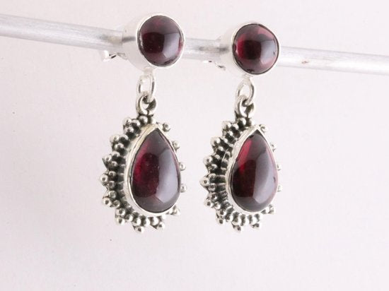 Bewerkte zilveren oorstekers met granaat afbeelding 4