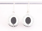 Opengewerkte zilveren oorbellen met onyx afbeelding 3