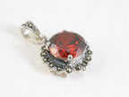 Ronde zilveren hanger met granaat en marcasiet afbeelding 2