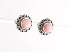 Fijne bewerkte ronde zilveren oorstekers met roze opaal afbeelding 2