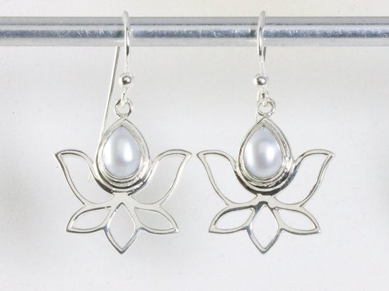 Opengewerkte zilveren lotus oorbellen met parel afbeelding 3