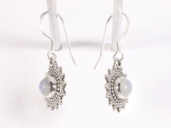 Fijne bewerkte zilveren oorbellen met regenboog maansteen afbeelding 2