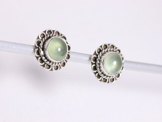 Fijne bewerkte zilveren oorstekers met prehniet afbeelding 2