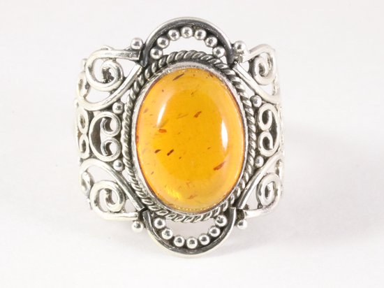 Opengewerkte zilveren ring met amber afbeelding 4