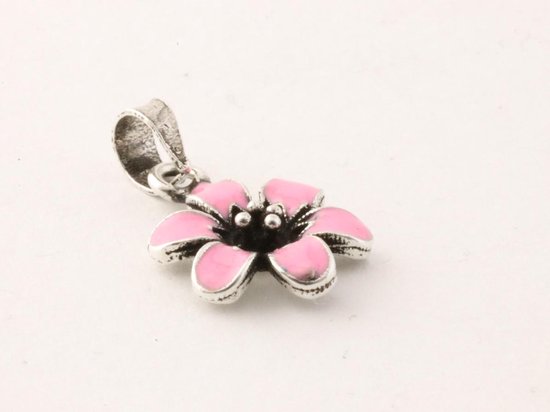 Fijne bloemvormige zilveren hanger met roze emaille aan ketting afbeelding 2