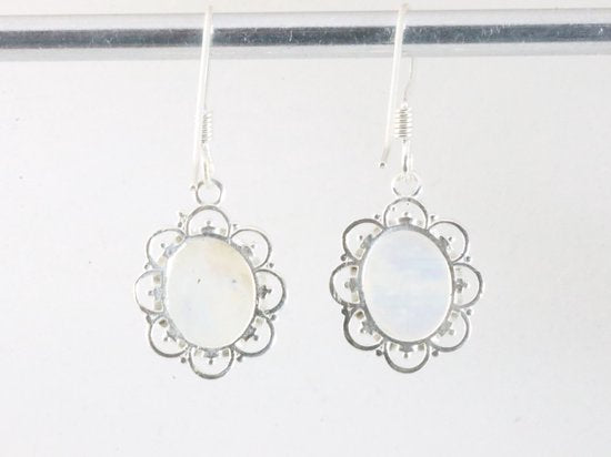 Fijne opengewerkte zilveren oorbellen met regenboog maansteen afbeelding 3