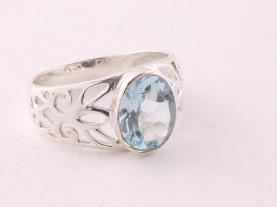 Opengewerkte zilveren ring met blauwe topaas afbeelding 1