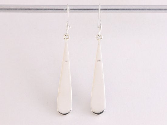 Lange druppelvormige zilveren oorbellen met rode koraal steen afbeelding 3