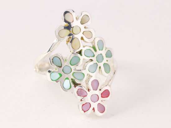 Langwerpige zilveren bloemen ring met veelkleurige schelp afbeelding 1