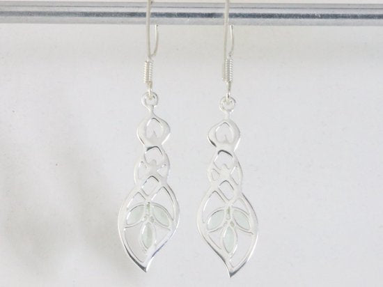 Opengewerkte zilveren oorbellen met groene amethist afbeelding 2