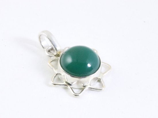Fijne opengewerkte zilveren hanger met groene onyx aan ketting afbeelding 2