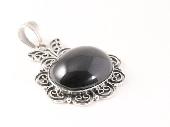 Grote opengewerkte zilveren hanger met granaat aan ketting afbeelding 2