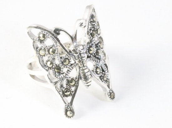 Opengewerkte zilveren vlinder ring met marcasiet afbeelding 1