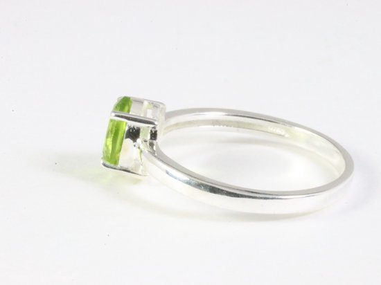 Fijne hoogglans zilveren ring met peridoot afbeelding 2